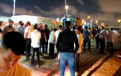 Des centaines de résidents de Kfar Habad manifestent pour protester contre la vague de vols et de cambriolages