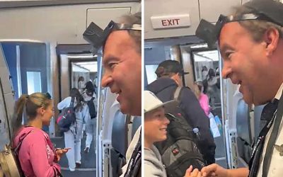 Regardez cet incroyable moment de foi : un pilote de ligne salue ses passagers en portant les Téfilines