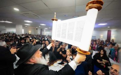 Plus de 600 personnes célèbrent l’inauguration d’un Sefer Torah à la mémoire de Shneor Zalman a’h Pevzner