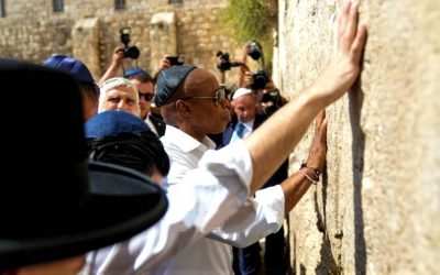 Le maire de New York, Eric Adams, montre un véritable respect lors de sa visite en Israël