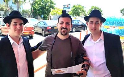 3 semaines après l’incident choquant à Ness Tsiona: il revient au stand Habad, s’excuse et met les Téfilines