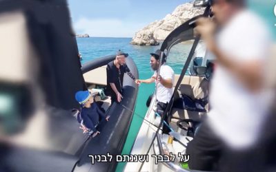Regardez : Un Chalia’h Habad à Marseille met les Téfilines aux vacanciers juifs en pleine mer