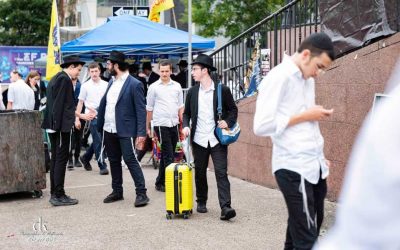 EN IMAGE. Des milliers d’invités venus passer les Fêtes de Tichri auprès du Rabbi remplissent les rues de Crown Heights