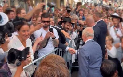 VIDEO.  Le Rav Mendel Goldberg, Chalia’h au Mexique, salut le roi Charles III et Emmanuel Macron près de l’Elysée