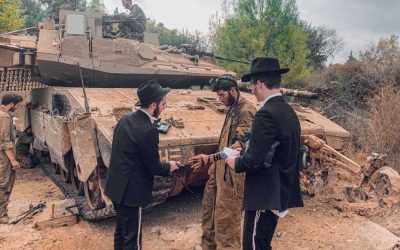 Des Ba’hourim américains de la Yéchiva de Tsfat rendent visitent aux soldats le long de la frontière nord d’Erets Israël