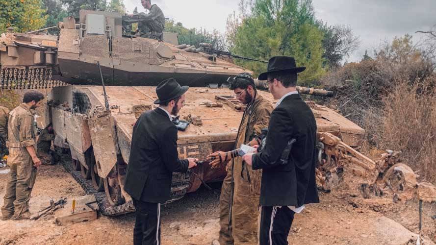 Des Ba’hourim américains de la Yéchiva de Tsfat rendent visitent aux soldats le long de la frontière nord d’Erets Israël