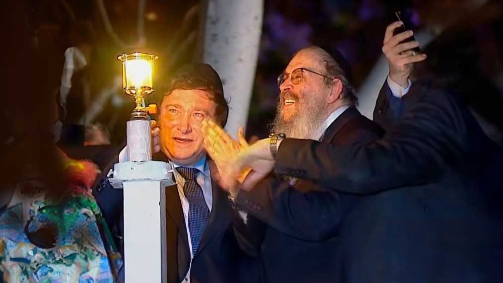 Habad en Argentine : Le nouveau président Javier Milei participe à la  cérémonie d'allumage d'une Ménorah géante - hassidout.org