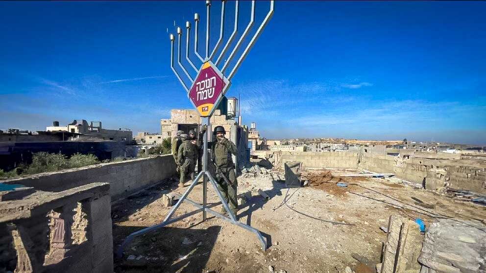 Des soldats installent une Ménorah Habad en plein coeur de Gaza : « Nous chasserons les ténèbres avec la lumière »