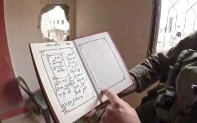 Un soldat trouve un Livre de Tehilim avec une dédicace en hébreu dans la maison d’un terroriste au cœur de Jabalia