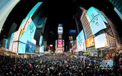 Manhattan : 3000 adolescents juifs sur Time Square expriment leur solidarité et leur soutien envers les otages
