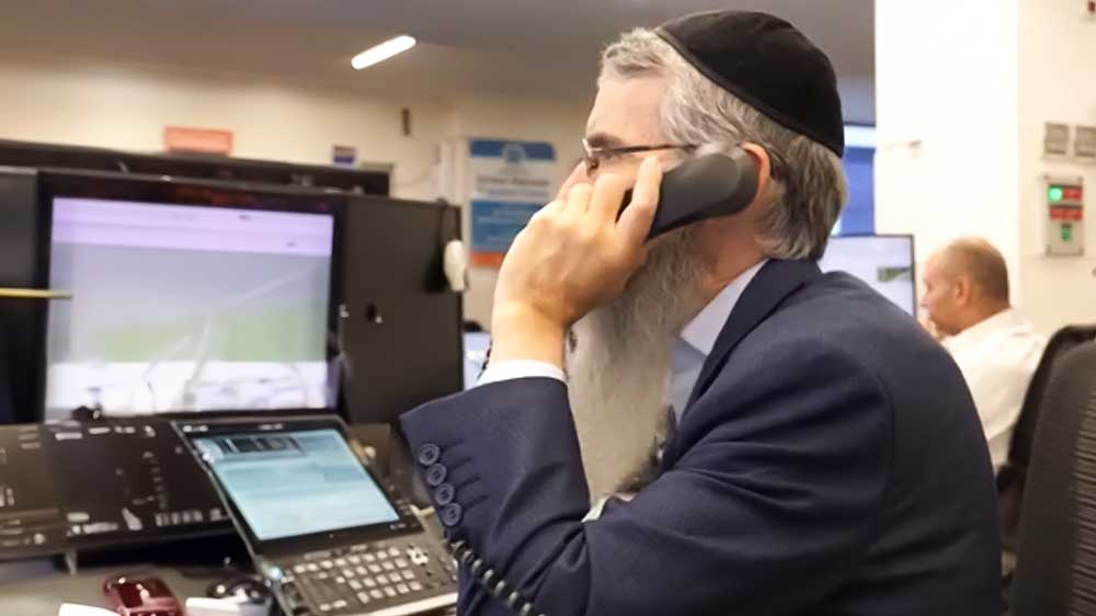Avraham Fried : « Nous devrions lancer une campagne pour laisser les téléphones portables en dehors de la synagogue »