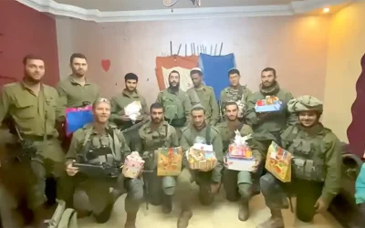 Des élèves de l’école Habad de Haïfa envoient des Michloah Manot aux soldats de Tsahal à Khan Younès