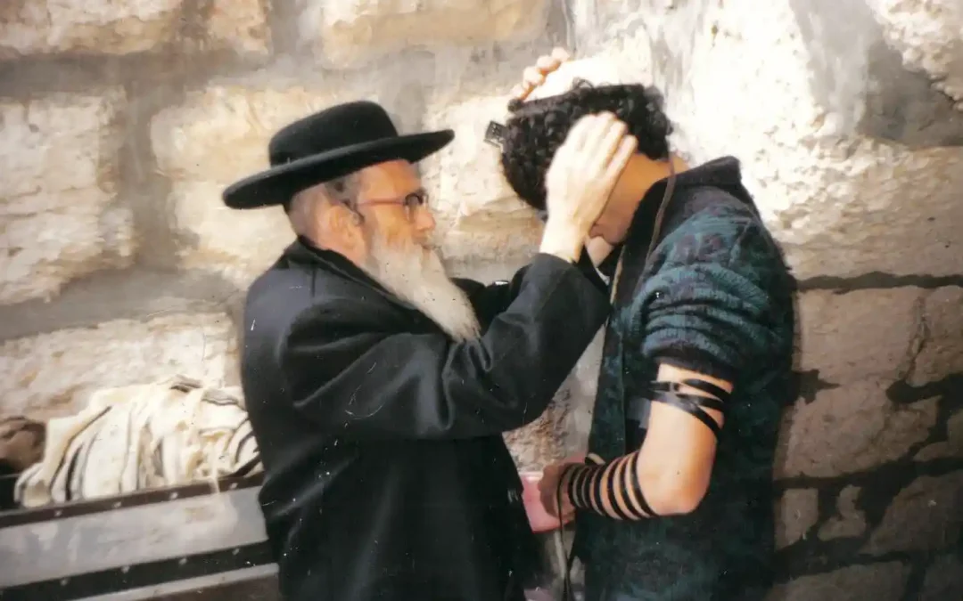 18 Adar : Yortzeit du Rav Moshé Vebber,  qui fonda le premier stand de Tefilines au Kotel en 1967, sur instruction du Rabbi