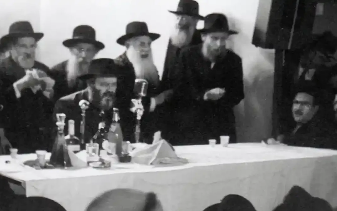 Le Rabbi à Pourim 5715 (1955) : « Que ceux qui acceptent de prendre sur eux que D.ieu leur donne une grande richesse lèvent leur main ! » –