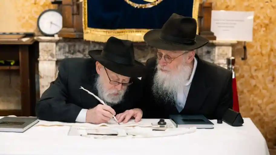 Début de l’écriture d’un nouveau Sefer Torah pour la maison du Rabbi