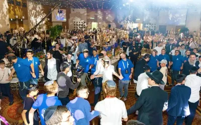 Jérusalem : Célébration émouvante d’une Bar-Mitsva géante  pour 122 orphelins organisée par le Kollel Habad