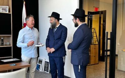 Etats-Unis : Le maire de Golden Beach rend hommage au Rabbi en lui offrant les clés de la ville
