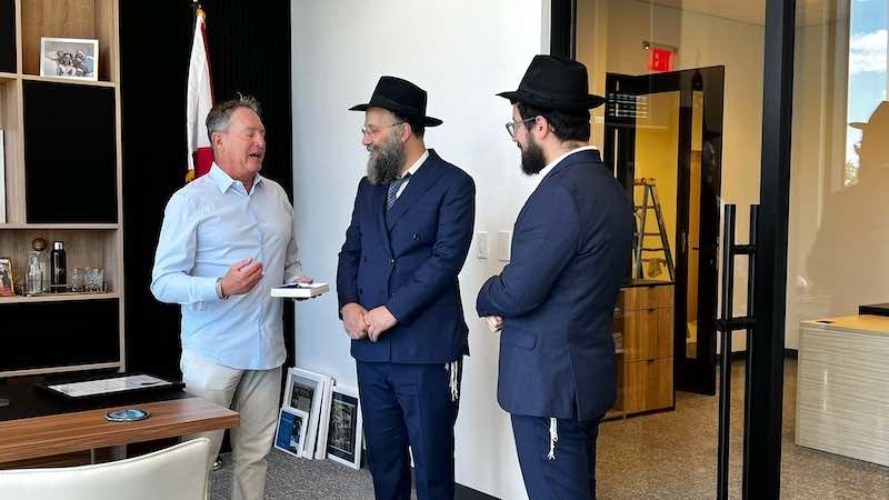 Etats-Unis : Le maire de Golden Beach rend hommage au Rabbi en lui offrant les clés de la ville