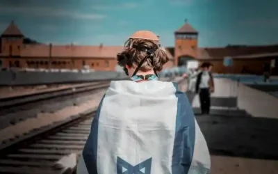 Habad à la Marche des Vivants : les participants mettent les Téfilines aux portes d’Auschwitz
