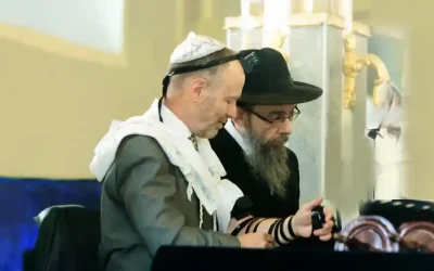 Emouvante célébration de Bar Mitsvah à 63 ans d&rsquo;un haut responsable hongrois, avec les émissaires du Rabbi