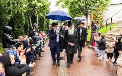 Le Rav David Pinto  et son fils visitent les Institutions Beth Rivkah