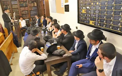 EN IMAGES. La Yechvat Kaïts du Beth Loubavitch se rend dans la shoul du Rabbi au 17 rue des Rosiers