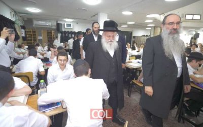 Visite du ministre du logement et de la construction Its&rsquo;hak Goldknopf à la Yechiva centrale Tomchei Tmimim de Lod