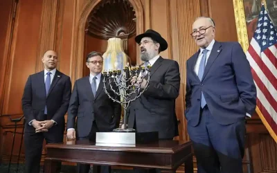 A l&rsquo;approche de la fête de Hanoucca : Le Rav Levi Shemtov du mouvement Habad organise une cérémonie d&rsquo;allumage de la Menorah au Capitole