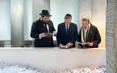 Le président israélien Isaac Herzog et son épouse visitent le Ohel du Rabbi