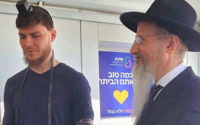 L&rsquo;ex otage Sacha Trofimov Met les Tefilines pour la première fois avec le Grand Rabbin de Russie