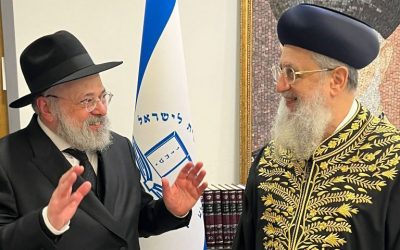 En visite en Israël, le Rav Ulman de Sydney reçoit un accueil chaleureux des nouveaux Grands Rabbins