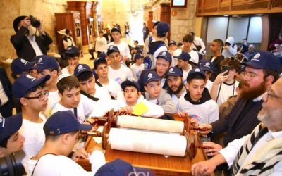 200 jeunes d&rsquo;Europe célèbrent leur Bar-Mitsvah à la grotte de Sédécias à Jérusalem