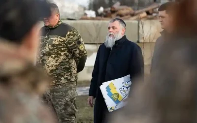 Habad en Ukraine : Un soldat ukrainien découvre ses origines juives lors d&rsquo;une distribution de Matsot sur sa base