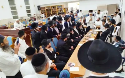 Une délégation de Rabbanim Loubavitch présente ses condoléances à la famille du Rav Meïr Mazouz Zal