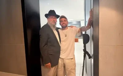 Le courage honoré : le Rav Kotner fixe des Mezouzot chez un héros de Tsahal