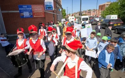 La magie de Lag Baomer illumine les rues de Londres au rythme d’une jeune fanfare