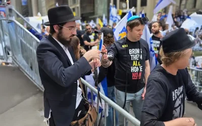 La solidarité en action : 1000 personnes ont mis les Tefilines lors du défilé annuel d’Israël à New York