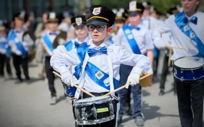 Canada : Dix chars des Mitsvot illuminent la grande parade de Lag Baomer à Montréal