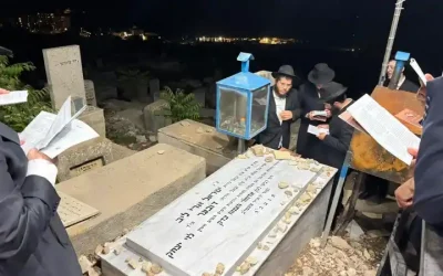 Veille du 13 Iyar à Tsfat : les Hassidim et les Bahourim se recueillent sur la tombe de Rav Israël Arié Leib, frère du Rabbi