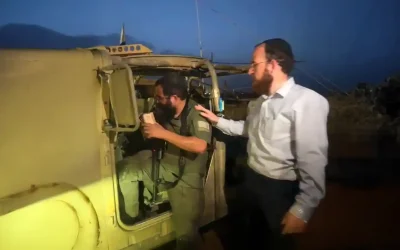 Regardez : Un émissaire Habad, officier de Tsahal, reçoit des Hitat et des boites de Tsedaka avant d&rsquo;entrer à Khan Younis