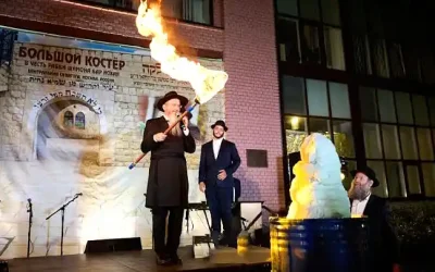 Lag Baomer à Moscou : Le fils d&rsquo;une victime de Meron guide avec émotion l&rsquo;allumage d&rsquo;un grand feu de joie