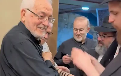 Regardez cette Bar-Mitsva insolite : un prêtre de 80 ans renoue avec ses racines juives au Mur des Lamentations