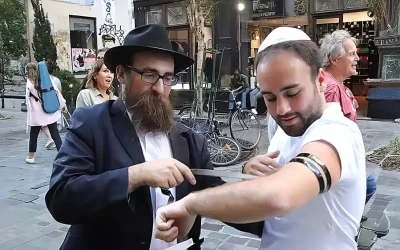 Un groupe WhatsApp unit les Juifs de Paris autour de la Mitsva des Téfilines depuis 8 ans
