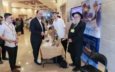 Des Mezouzot de renaissance exposées au musée de la Knesset : quand des étudiants Habad transforment la tragédie en espoir