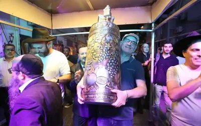 Tel Aviv : Un nouveau Sefer Torah illumine le Beth Habad francophone de Florentin