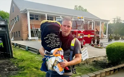 Un pompier juif sauve un Sefer Torah des flammes dans un Beth Habad de Long Island