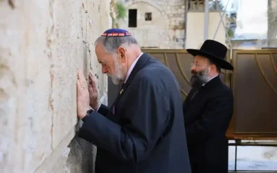 L&rsquo;ambassadeur américain en Israël prie au Mur occidental pour remercier la victoire militaire