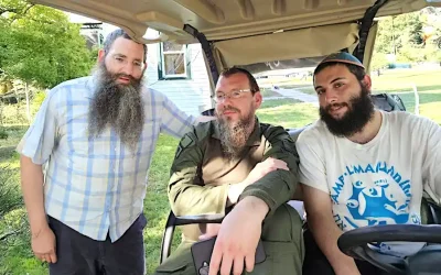 Un aumônier militaire israélien inspire les jeunes avec ses récits de courage au front