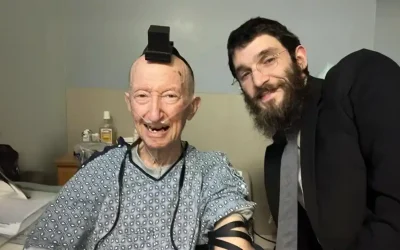 À 98 ans, un ancien ingénieur de la NASA découvre les Téfilines pour la première fois