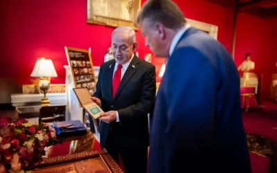 Netanyahu offre à Trump un dollar béni du Rabbi et une Mezouza en forme de bombardier B-2